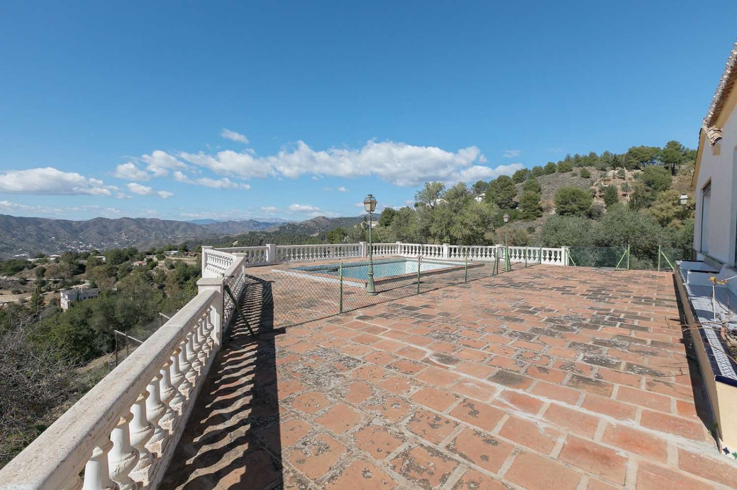 chalet en los montes de malaga con piscina