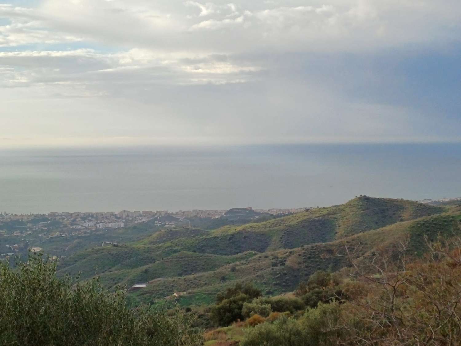 Parcela en moclinejo con vistas al mar