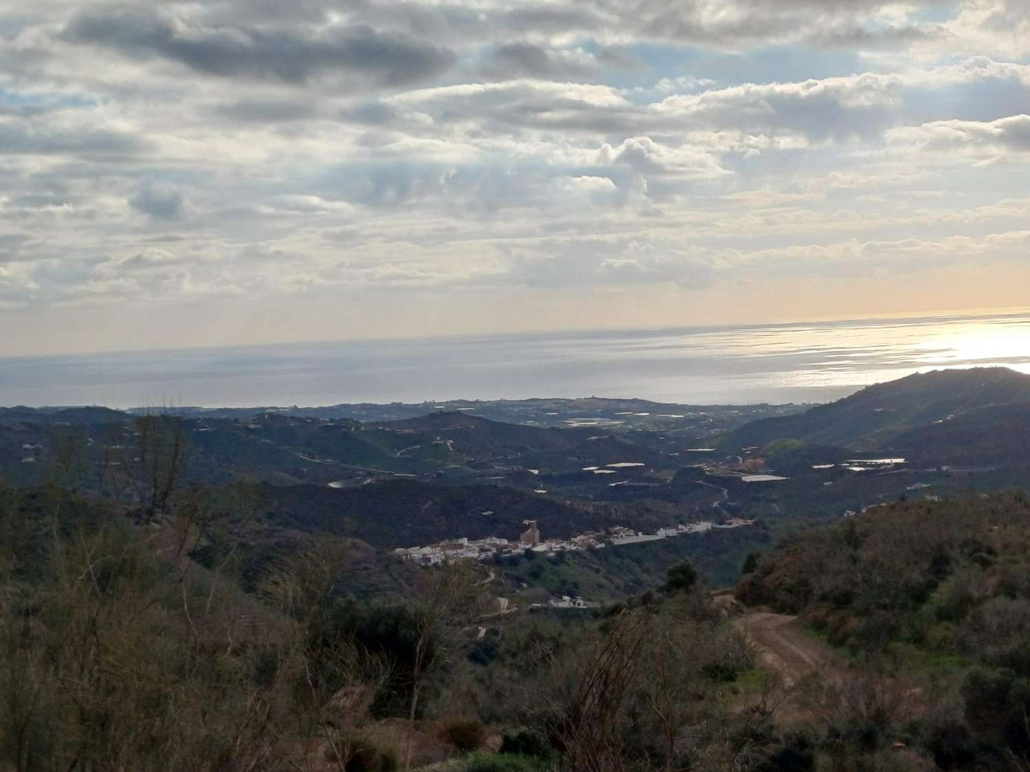 Parcela en macharaviaya con vistas al mar