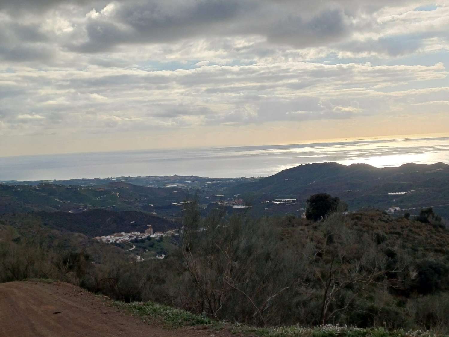 Parcela en macharaviaya con vistas al mar