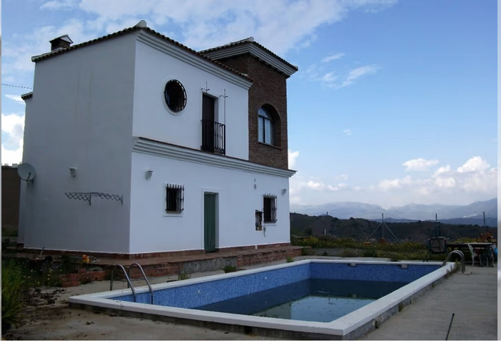 chatel en el campo con piscina en iznate