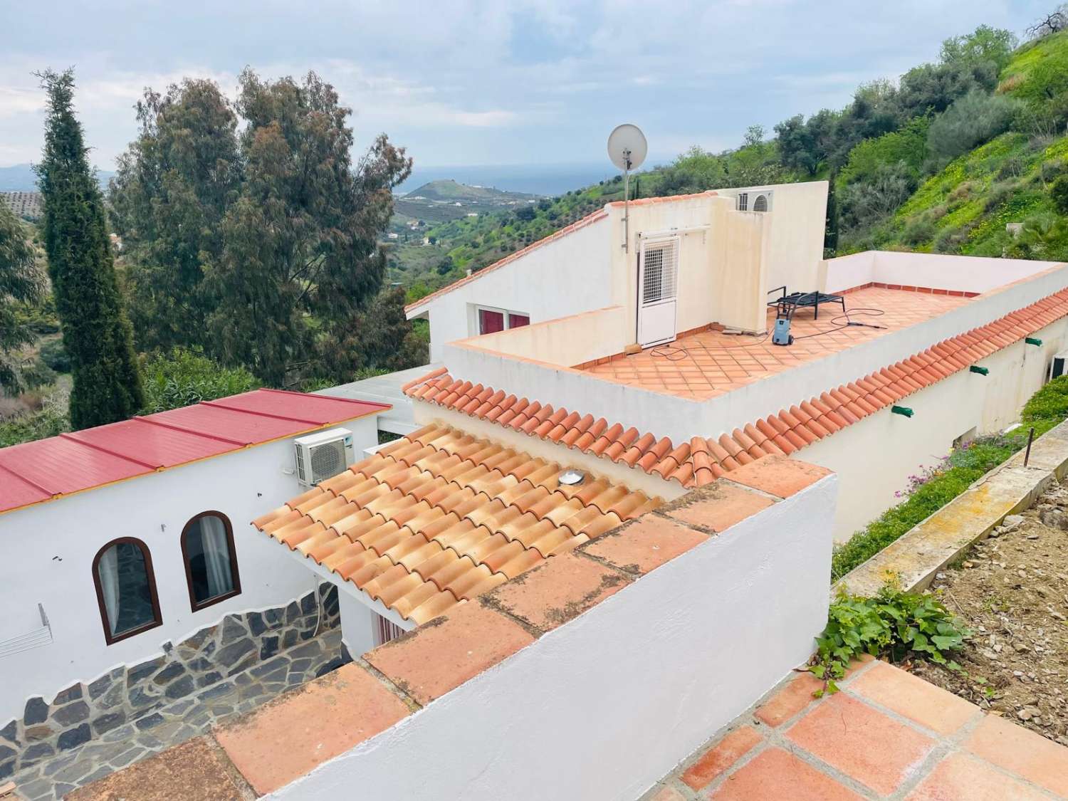 Maison de campagne avec piscine et vue sur la mer