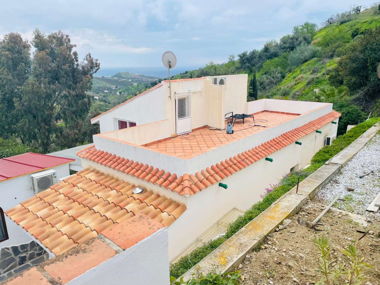 Maison de campagne avec piscine et vue sur la mer